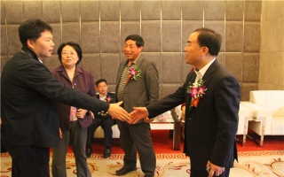 國(guó)家發(fā)展改革委資源節(jié)約與環(huán)境保護(hù)司牛波處長(zhǎng)（和劉總握手）、全國(guó)墻材革新工作委員會(huì)會(huì)長(zhǎng)滕軍力（女士）