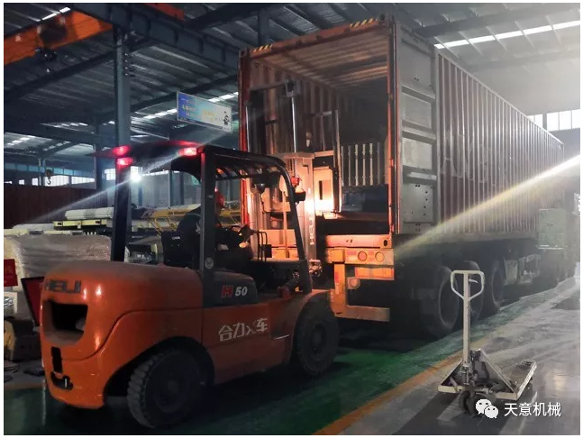 天意機械為柬埔寨客戶加工生產(chǎn)年產(chǎn)80萬平方輕質(zhì)墻板生產(chǎn)線成功裝車啟運！