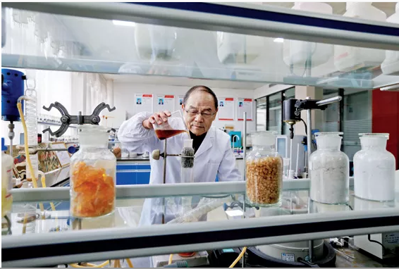 聘用高??萍既藛T做技術(shù)顧問(wèn)(王勉勵(lì) / 攝影) 聘用高校科技人員做技術(shù)顧問(wèn)(王勉勵(lì) / 攝影)